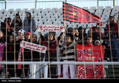 دیدار تیم‌های فوتبال ذوب آهن و پرسپولیس