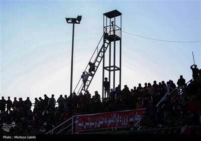 دیدار تیم‌های فوتبال ذوب آهن و پرسپولیس