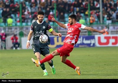 دیدار تیم‌های فوتبال ذوب آهن و پرسپولیس
