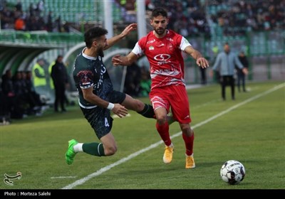 دیدار تیم‌های فوتبال ذوب آهن و پرسپولیس