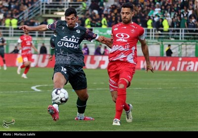 دیدار تیم‌های فوتبال ذوب آهن و پرسپولیس