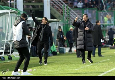 دیدار تیم‌های فوتبال ذوب آهن و پرسپولیس