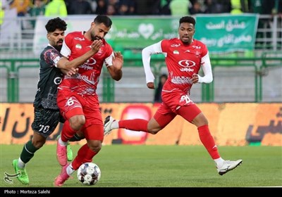 دیدار تیم‌های فوتبال ذوب آهن و پرسپولیس