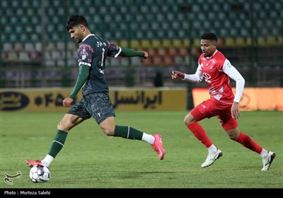 دیدار تیم‌های فوتبال ذوب آهن و پرسپولیس