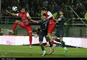 دیدار تیم‌های فوتبال ذوب آهن و پرسپولیس