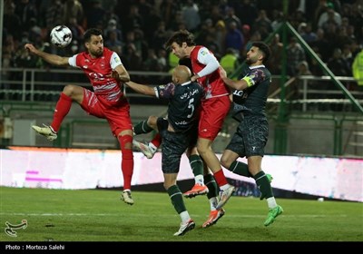 دیدار تیم‌های فوتبال ذوب آهن و پرسپولیس