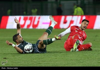 دیدار تیم‌های فوتبال ذوب آهن و پرسپولیس