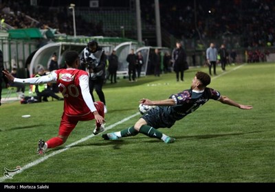 دیدار تیم‌های فوتبال ذوب آهن و پرسپولیس