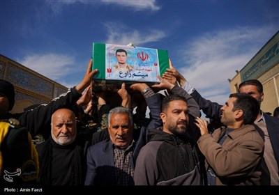آیین وداع و طواف پیکر پاک و مطهر سربازان شهید فراجا در حرم شاهچراغ (ع) شیراز