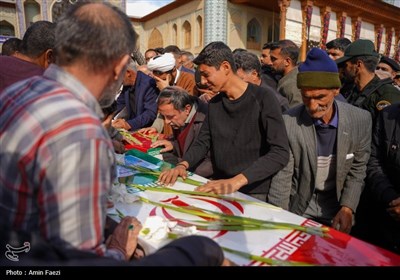 آیین وداع و طواف پیکر پاک و مطهر سربازان شهید فراجا در حرم شاهچراغ (ع) شیراز