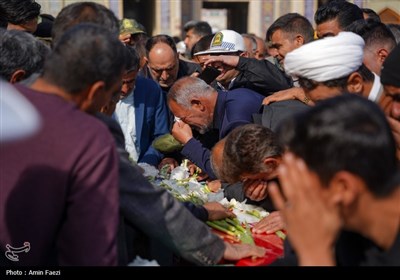 آیین وداع و طواف پیکر پاک و مطهر سربازان شهید فراجا در حرم شاهچراغ (ع) شیراز
