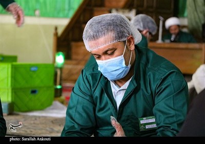 تهیه خرمابریز برای پذیرایی از زائران در چایخانه حرم امام رضا (ع)