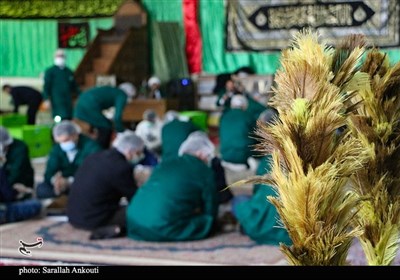 تهیه خرمابریز برای پذیرایی از زائران در چایخانه حرم امام رضا (ع)