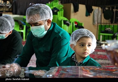 تهیه خرمابریز برای پذیرایی از زائران در چایخانه حرم امام رضا (ع)