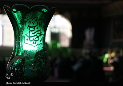 تهیه خرمابریز برای پذیرایی از زائران در چایخانه حرم امام رضا (ع)