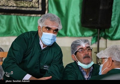 تهیه خرمابریز برای پذیرایی از زائران در چایخانه حرم امام رضا (ع)