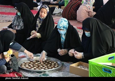 تهیه خرمابریز برای پذیرایی از زائران در چایخانه حرم امام رضا (ع)