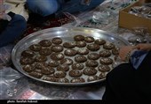 تهیه خرمابریز برای پذیرایی از زائران در چایخانه حرم امام رضا (ع)