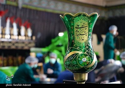 تهیه خرمابریز برای پذیرایی از زائران در چایخانه حرم امام رضا (ع)