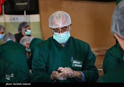 تهیه خرمابریز برای پذیرایی از زائران در چایخانه حرم امام رضا (ع)