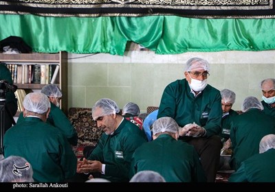تهیه خرمابریز برای پذیرایی از زائران در چایخانه حرم امام رضا (ع)