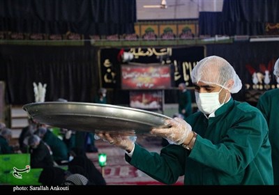 تهیه خرمابریز برای پذیرایی از زائران در چایخانه حرم امام رضا (ع)
