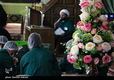 تهیه خرمابریز برای پذیرایی از زائران در چایخانه حرم امام رضا (ع)