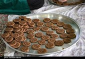 تهیه خرمابریز برای پذیرایی از زائران در چایخانه حرم امام رضا (ع)