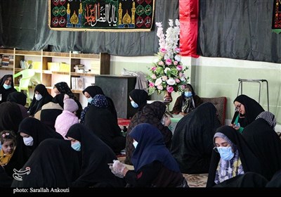 تهیه خرمابریز برای پذیرایی از زائران در چایخانه حرم امام رضا (ع)