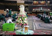 تهیه خرمابریز برای پذیرایی از زائران در چایخانه حرم امام رضا (ع)