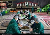 تهیه خرمابریز برای پذیرایی از زائران در چایخانه حرم امام رضا (ع)