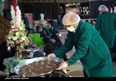 تهیه خرمابریز برای پذیرایی از زائران در چایخانه حرم امام رضا (ع)