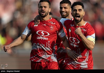 دیدار تیم‌های فوتبال پرسپولیس و تراکتور