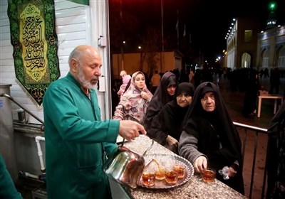 پذیرایی از زائران حرم حضرت معصومه(س)