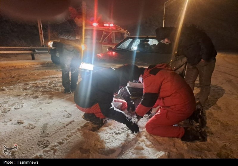 انسداد جاده بجنورد ـ جنگل گلستان بر اثر بارش برف‌ + تصاویر