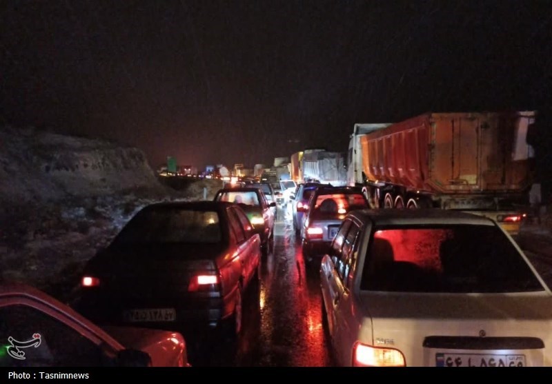 انسداد جاده بجنورد ـ جنگل گلستان بر اثر بارش برف‌ + تصاویر