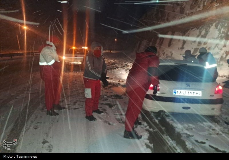 انسداد جاده بجنورد ـ جنگل گلستان بر اثر بارش برف‌ + تصاویر