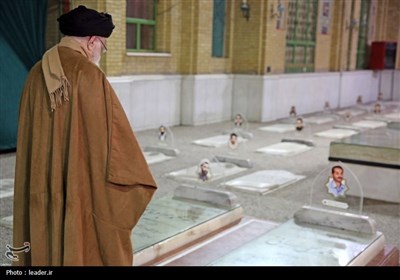 حضور رهبر انقلاب اسلامی در حرم مطهر حضرت امام خمینی (ره)