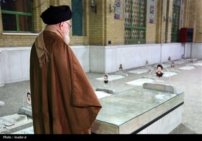 حضور رهبر انقلاب اسلامی در حرم مطهر حضرت امام خمینی (ره)