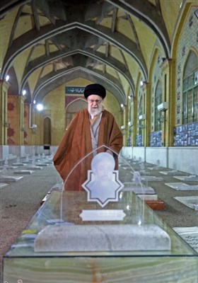 حضور رهبر انقلاب اسلامی در حرم مطهر حضرت امام خمینی (ره)