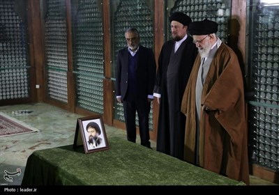 حضور رهبر انقلاب اسلامی در حرم مطهر حضرت امام خمینی (ره)