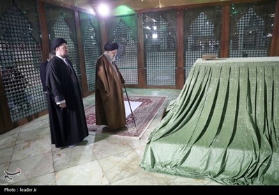 حضور رهبر انقلاب اسلامی در حرم مطهر حضرت امام خمینی (ره)- عک ...