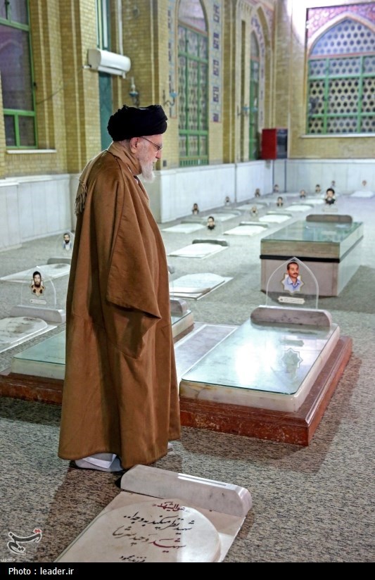 حضور رهبر انقلاب اسلامی در حرم مطهر حضرت امام خمینی (ره)- عک ...