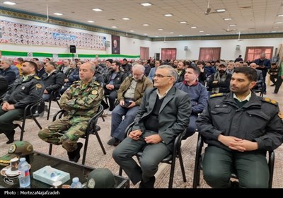 غبارروبی گلزار شهدای کاشان در اولین روز دهه فجر