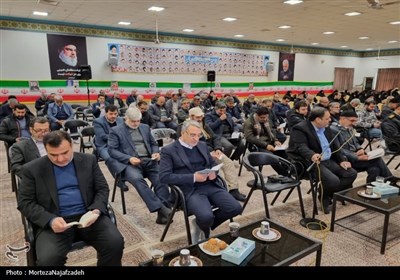 غبارروبی گلزار شهدای کاشان در اولین روز دهه فجر