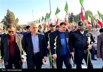 غبارروبی گلزار شهدای کاشان در اولین روز دهه فجر