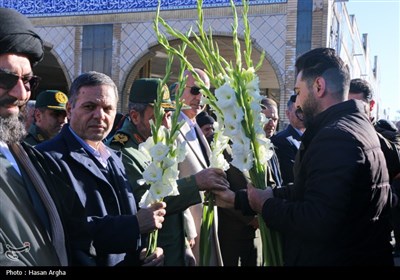 گلباران گلزار شهدا به مناسبت آغاز دهه فجر در زنجان