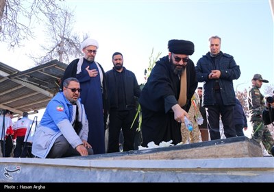 گلباران گلزار شهدا به مناسبت آغاز دهه فجر در زنجان