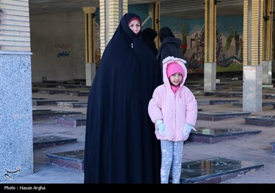 گلباران گلزار شهدا به مناسبت آغاز دهه فجر در زنجان