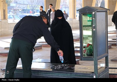 گلباران گلزار شهدا به مناسبت آغاز دهه فجر در زنجان